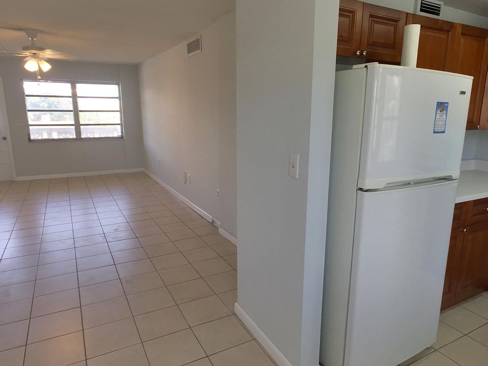 1st image of 1575 Euclid Ave APT 402