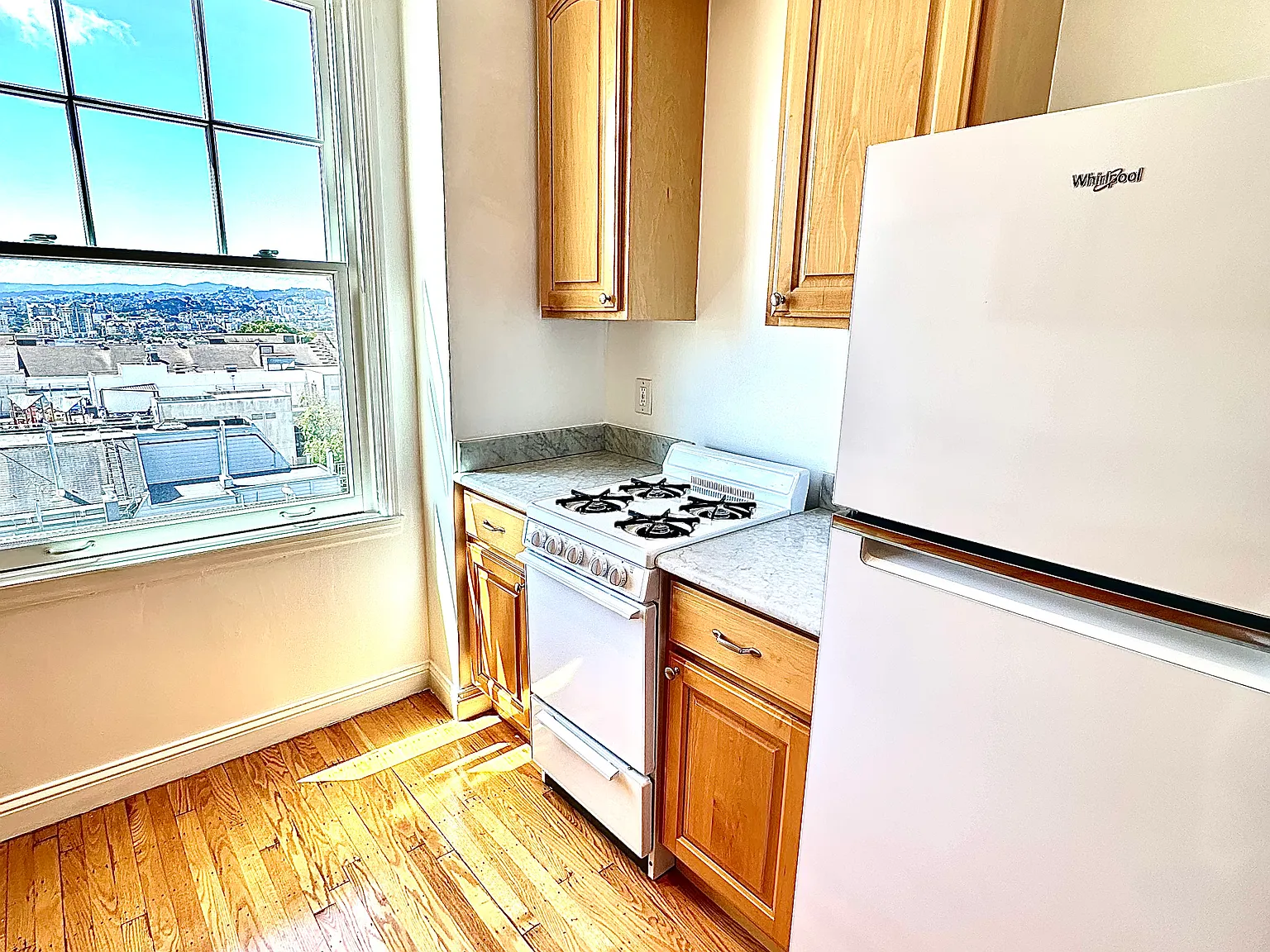 2400 Pacific Avenue Apartments — Photo 4