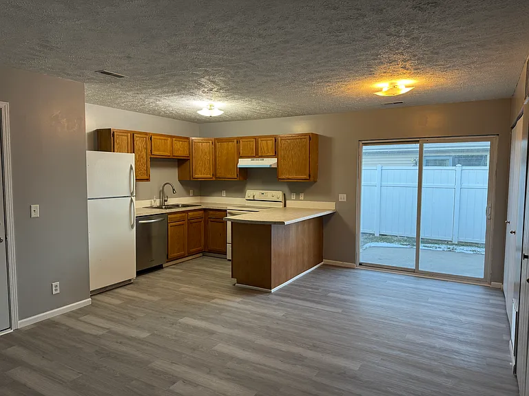 642 Lamont Dr — Photo 5