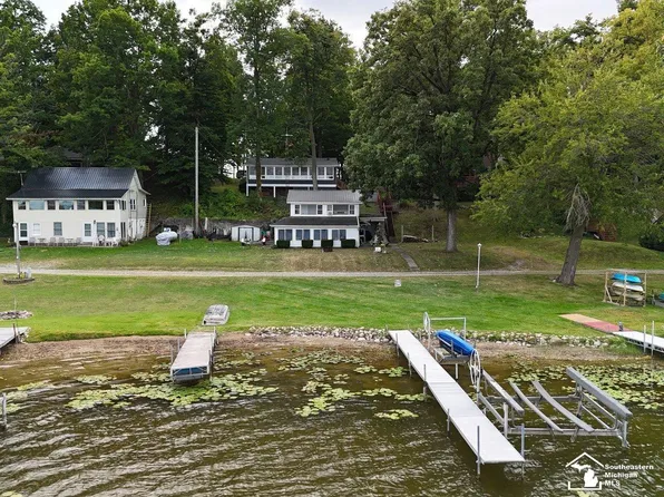 9911 Lake Dr, Montgomery, MI 49255