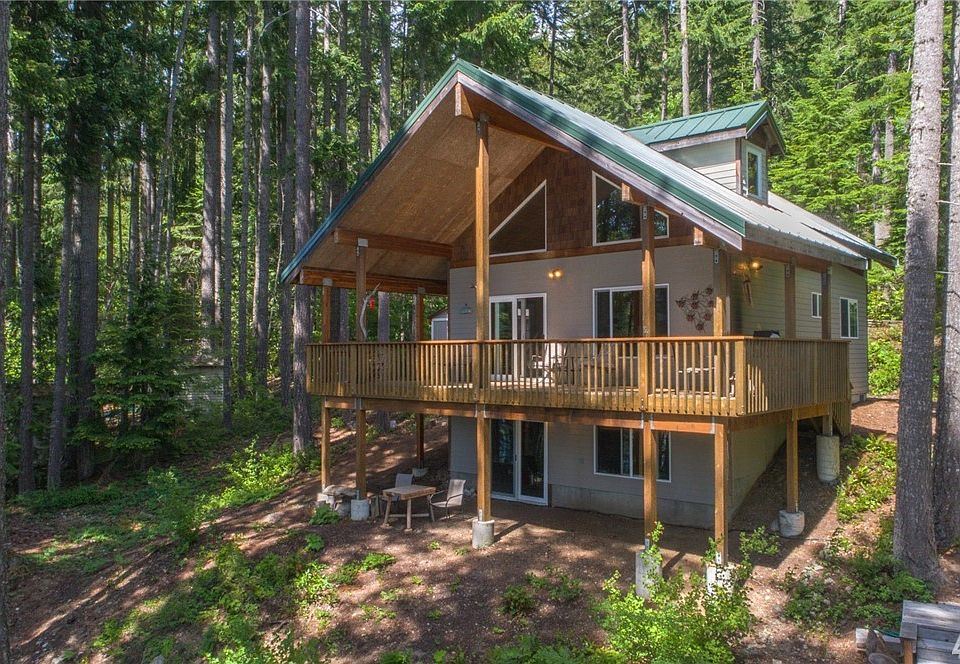 Stunning custom built home on Lake Kachess!