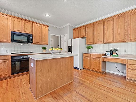 3rd image of 12462 Rosehill St