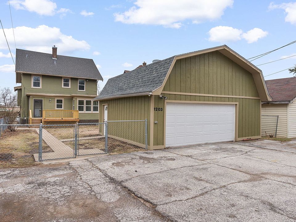 1203 W Locust St, Davenport, IA 52804 | Zillow