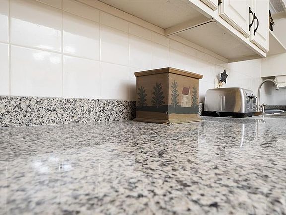 5th image of 380 Sunset Ave APT 3