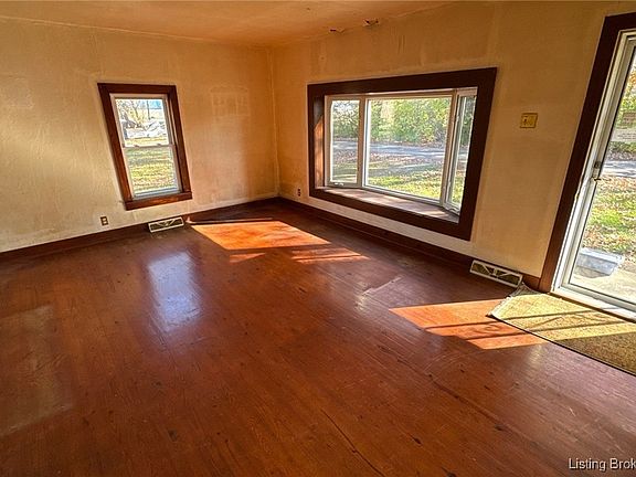 5th image of 1076 S Indiana Avenue