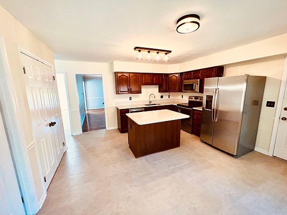 5th image of 910 Broad Oaks Dr