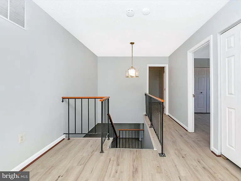 408 Willow Hill Ct — Photo 4