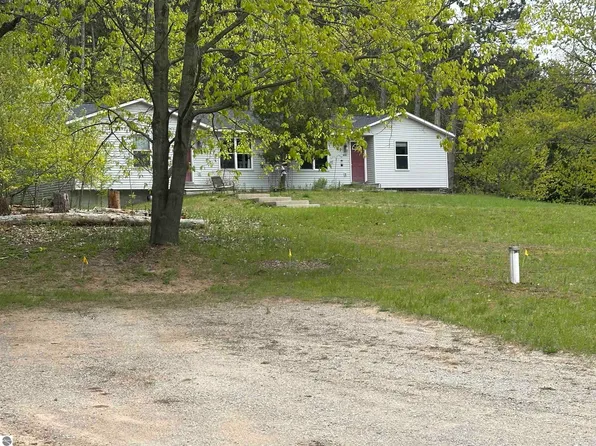 8633 E Fouch Rd, Traverse City, MI 49684
