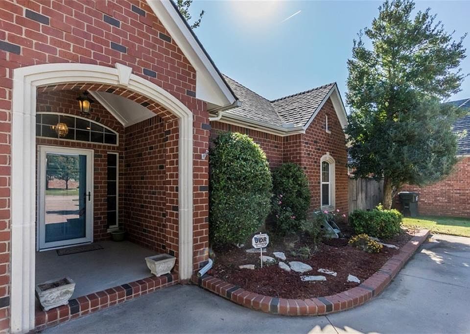 2nd image of 605 Riverwalk Dr