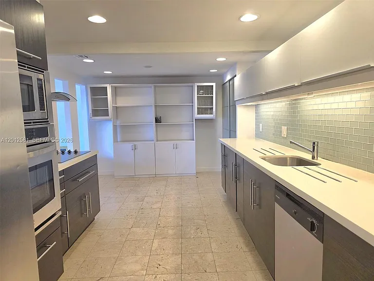 1800 NE 114th St #706 — Photo 5