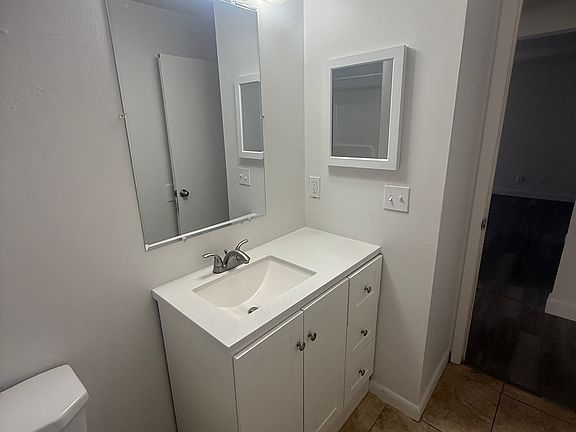 5th image of 725 2nd Ave NE APT A
