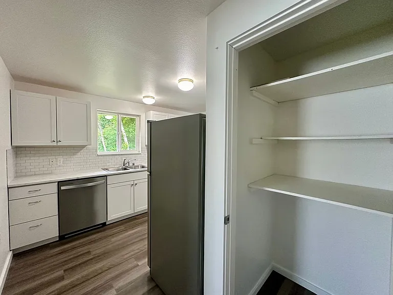 2025 Yew St — Photo 6