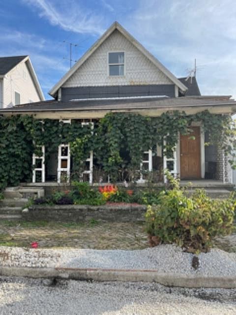 1st image of 207 & 209 E North St