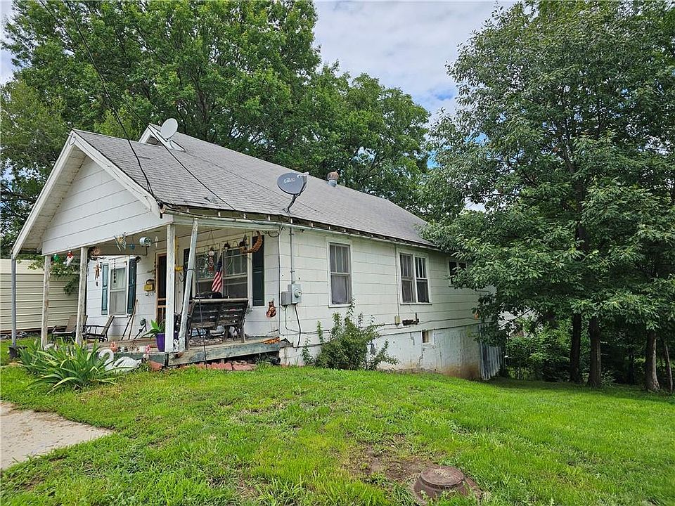 2nd image of 211 S Locust St