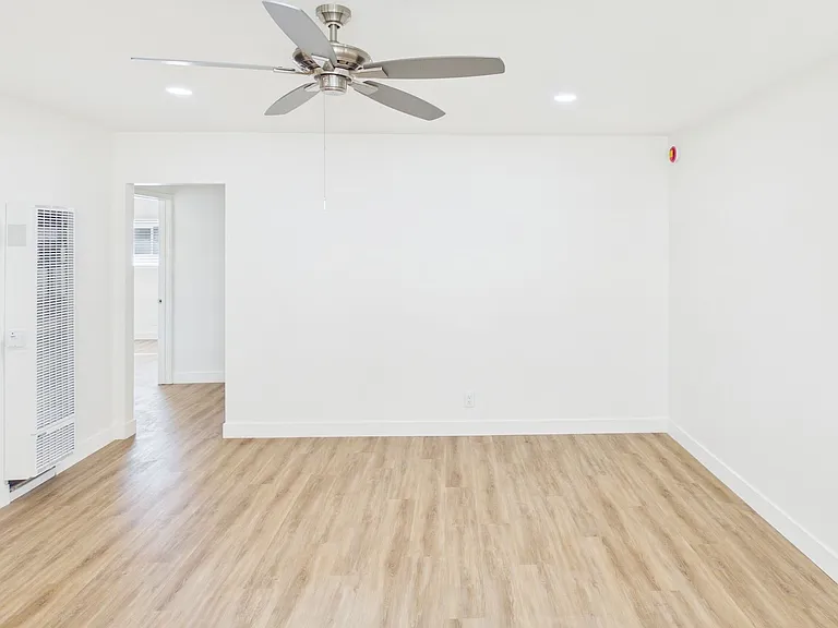 330 W I St — Photo 160