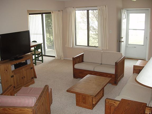 4th image of 490 Tyler Ct #490