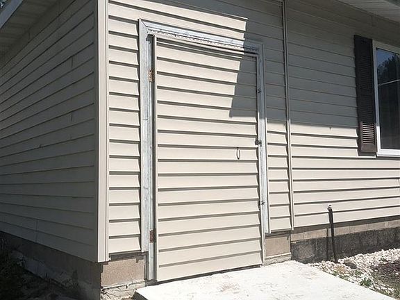 3rd image of 904 Chalet St