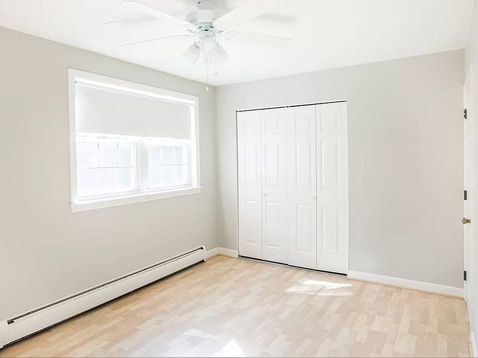 Smaller bedroom or potential office space