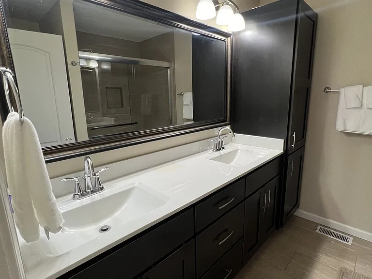 Primary bedroom bathroom