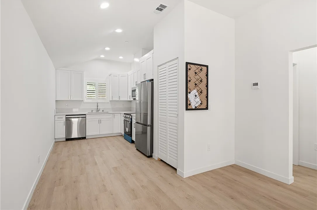2 bed, 822 sqft, $3,500 — Photo 2