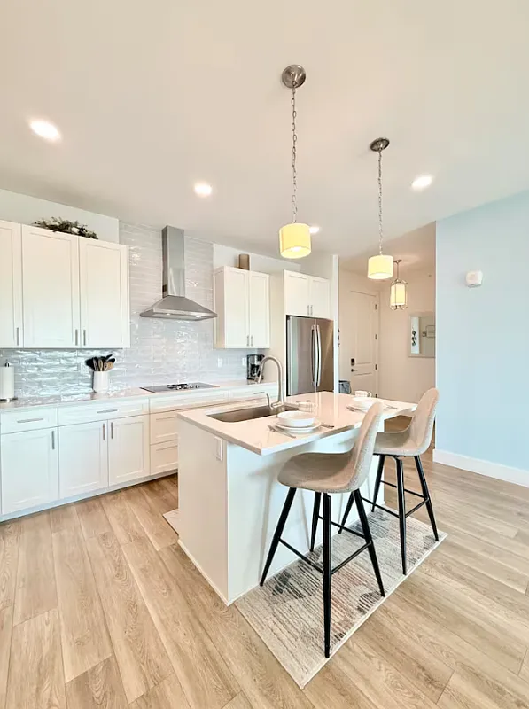 3 bed, 2.0 bath, 1306 sqft, $3,750 — Photo 4