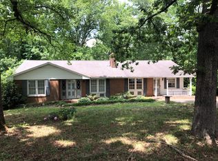 220 Gwynwood Dr, Mount Airy, NC 27030