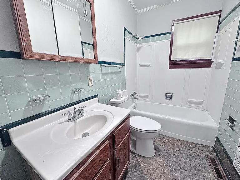 609 Warner Ave — Photo 10