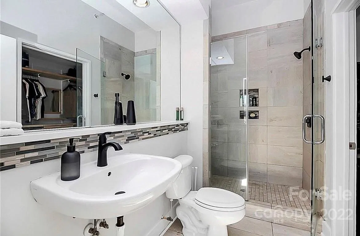 514 W 10th St — Photo 4