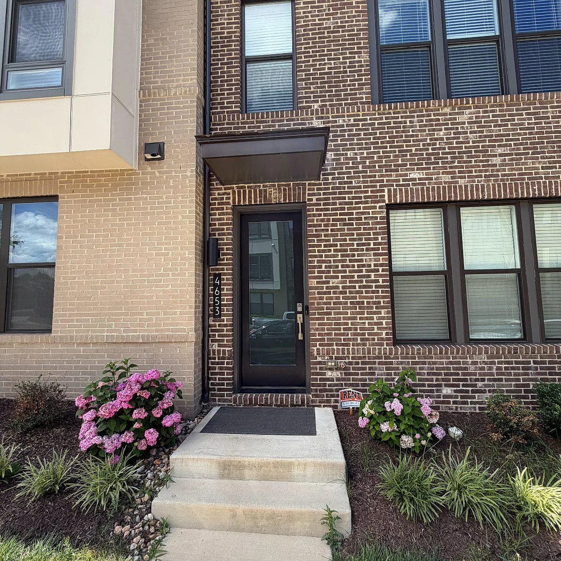 4 bed, 4.5 bath, 1960 sqft, $4,350 — Photo 3