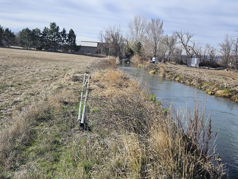 2nd image of 150 Creekside Cir