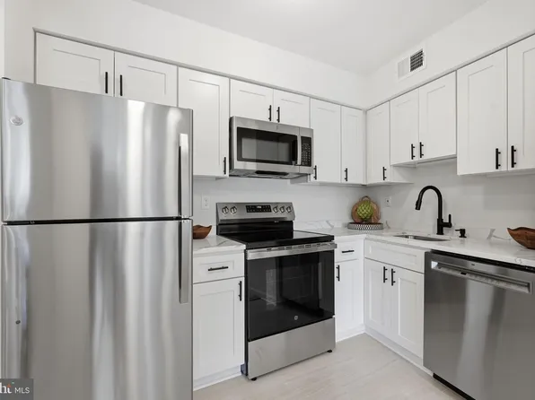 5800 Royal Ridge Dr, Springfield, VA 22152