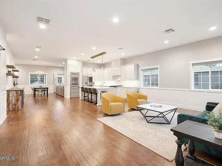 4311 E Earll Dr — Photo 2