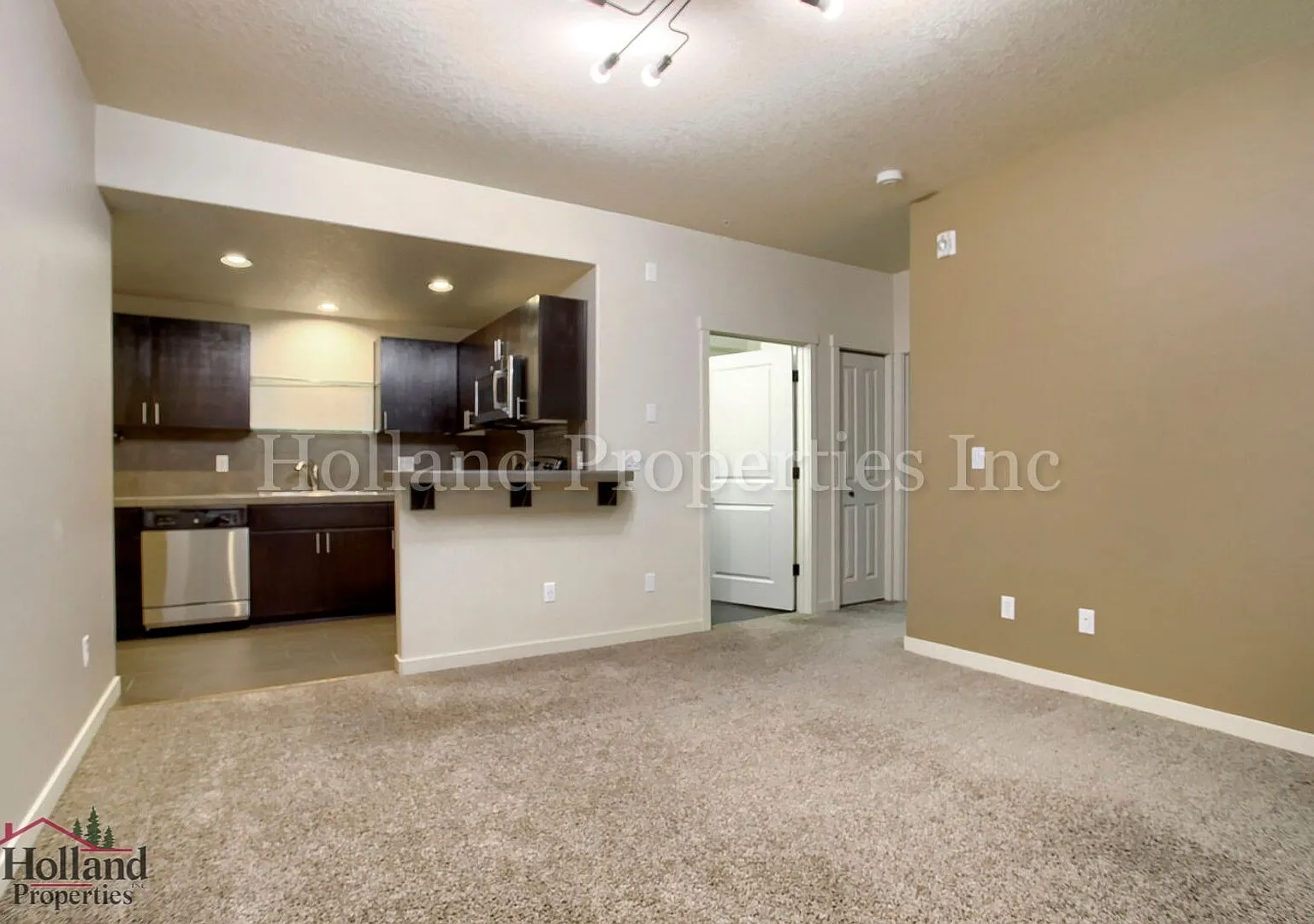 Charming Condo Living in the Heart of Beaverton! — Photo 4