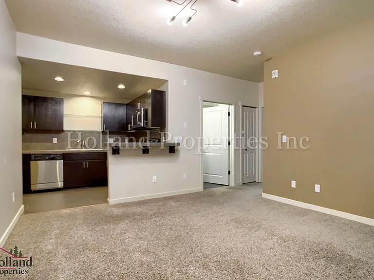 670 NE Roydon Ln — Photo 4