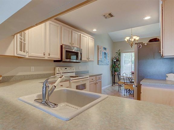 5th image of 14 Scarborough Dr