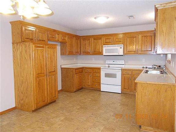 5th image of 422 SW Graystone Dr