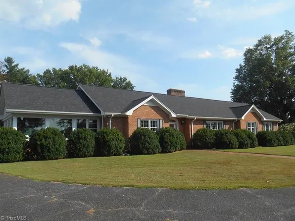 246 Hennis Hill Dr, Mount Airy, NC 27030
