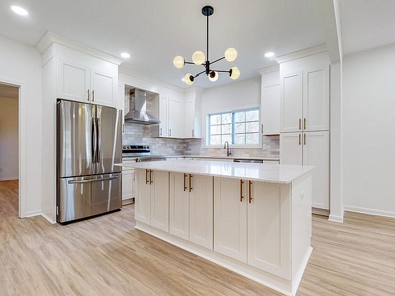 Brand new kitchen cabinets with quartz counters and SS appliances