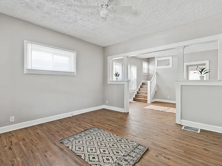 619 N Gray St — Photo 7