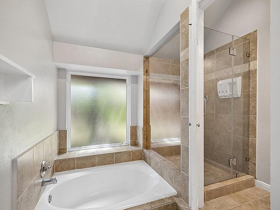 4th image of 11 Cedar Chase Pl