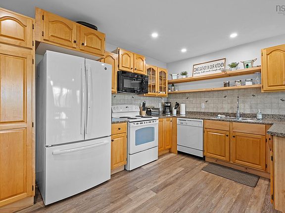 5th image of 74 Lorenzos Way