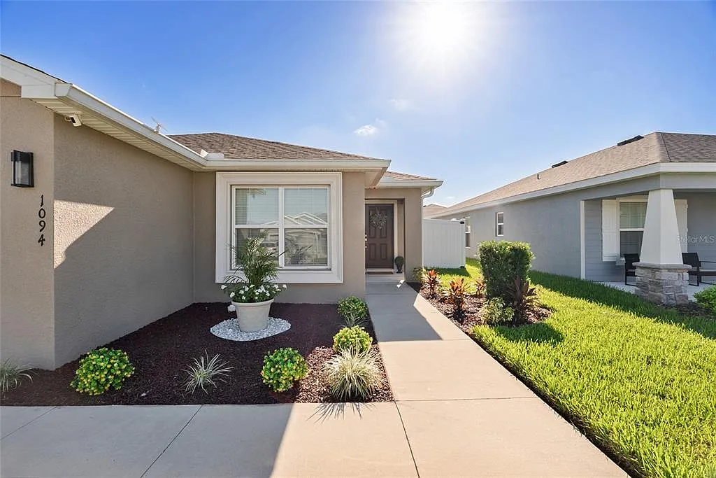 3 bed, 2.0 bath, 1298 sqft, $2,050 — Photo 2