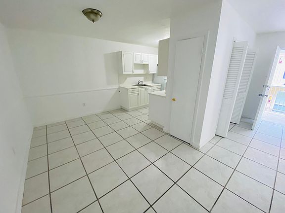 4th image of 948 Biarritz Dr #1