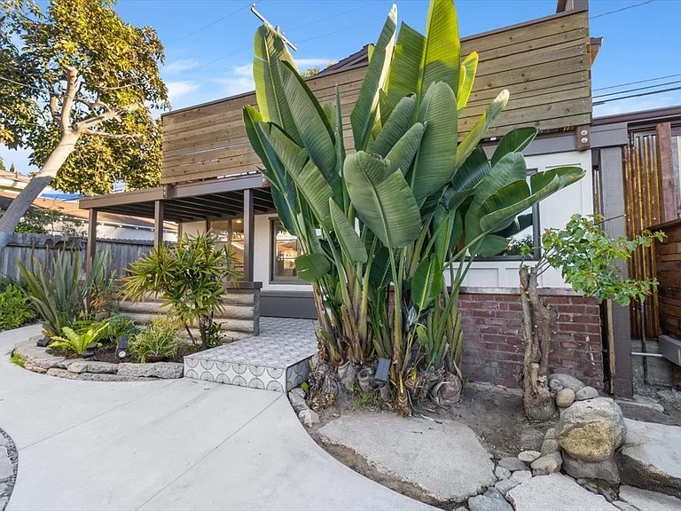 1252 Glenneyre St — Photo 3