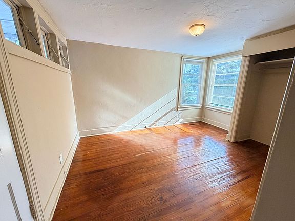 4th image of 1211 N Oak St
