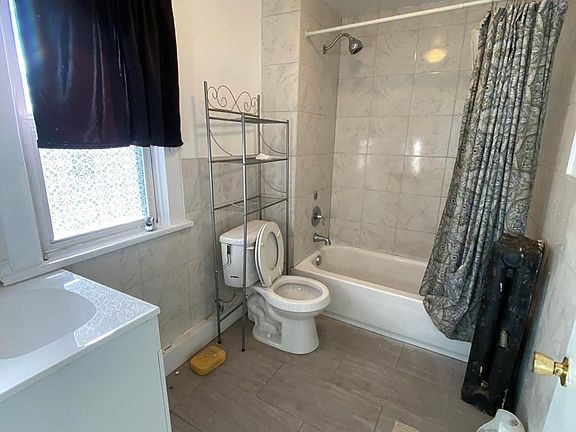 3rd image of 549 Rutter Ave
