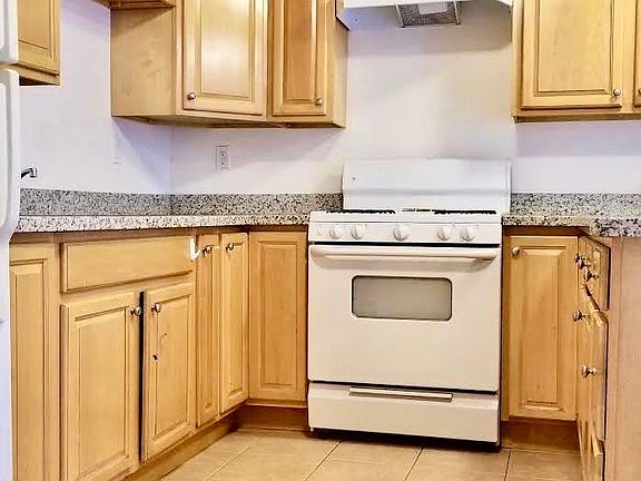 5th image of 1032 York St #A