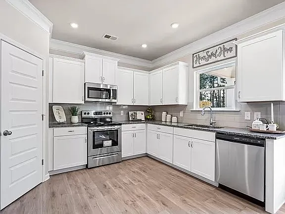 222 Dupont Dr — Photo 5