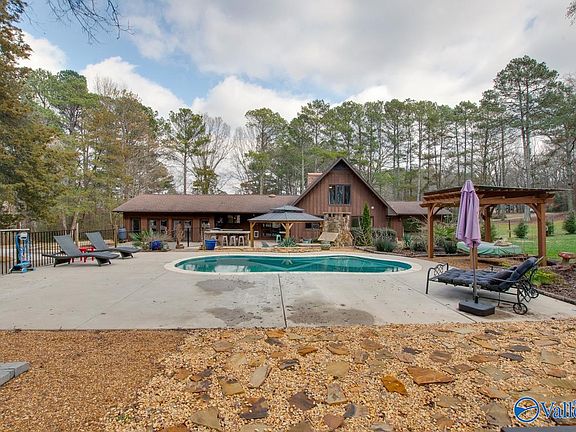4th image of 300 Woodside Dr SE