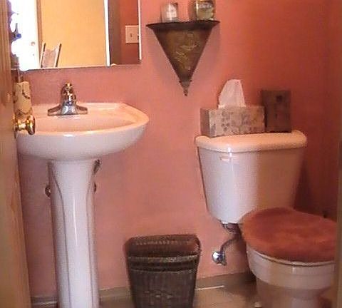 Downstars 1/2 bathroom